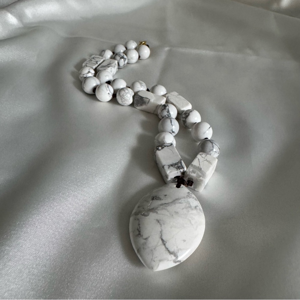💥SOLD💥Elegant White Howlite Marble Necklace - Picture 4 of 7